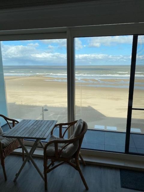 Studio 405 Op Zeedijk Met Frontaal Zeezicht 4De Verdiep Middelkerke Exterior foto